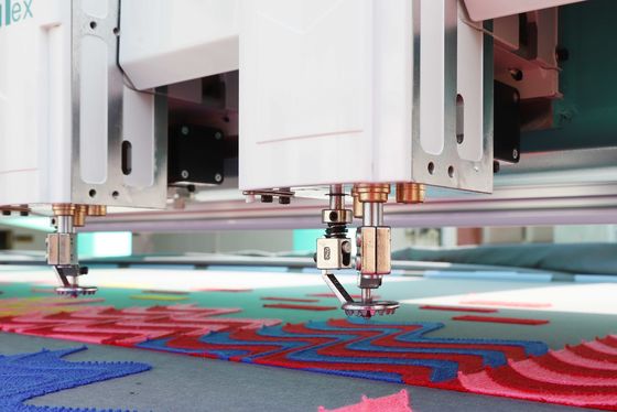 Μηχανή κέντησης τσενίλης 1000RPM 6 βελόνας 15 κεφαλής Υπολογισμένη αυτόματη μηχανή κέντησης